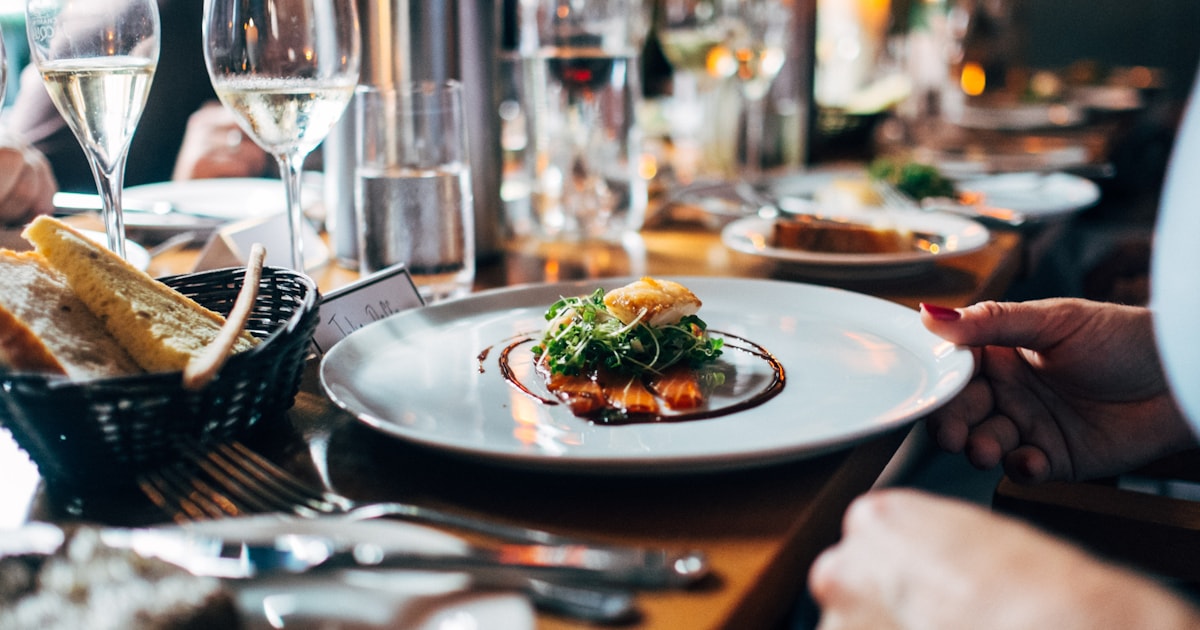 Tipping in Portugal: Restaurants, Uber, Tours, Hotels (What?s Normal)